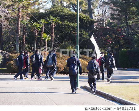 考生前往考場 84812731