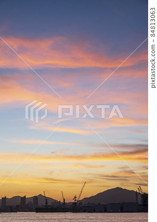 在神戶港口的日落天空 84813063