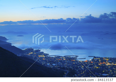 初春瀨戶內海霧初的港口城市 初春瀨戶內海霧初的港口城市 84813537