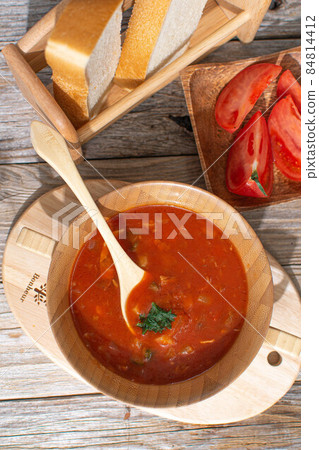 Minestrone with plenty of tomatoes (vegetable soup) 84814412