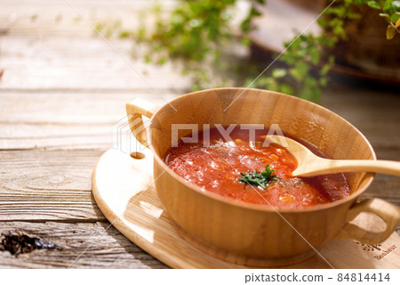 Minestrone with plenty of tomatoes (vegetable soup) 84814414
