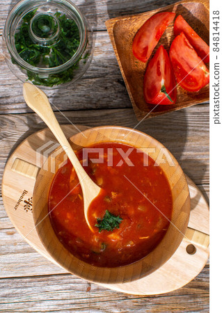 Minestrone with plenty of tomatoes (vegetable soup) 84814418