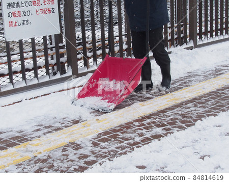 Snow scraping Snow scraping 84814619