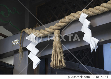 日本神社的景色，門上展示的shimenawa和紙皮 84815151