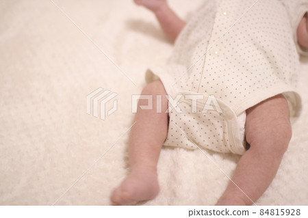 一個月大的小可愛寶寶 84815928