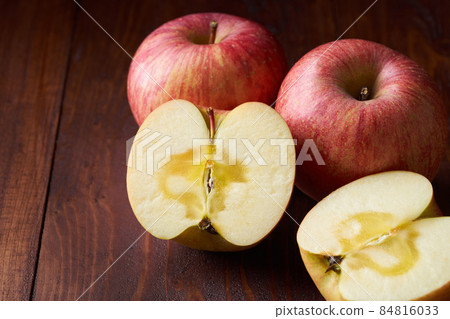 Apple with honey San Fuji 84816033