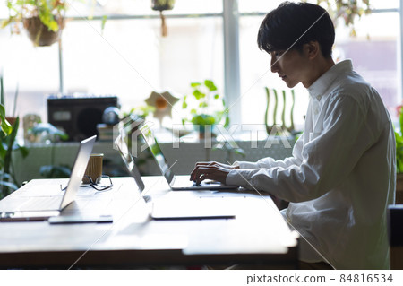 在房間里工作的年輕人 在房間里工作的年輕人 84816534