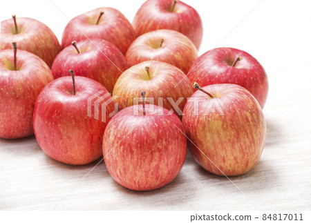 San Fuji apples, freshly picked apples, red apples, healthy fruits, fruits 84817011