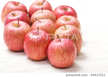 San Fuji apples, freshly picked apples, red apples, healthy fruits, fruits 84817012