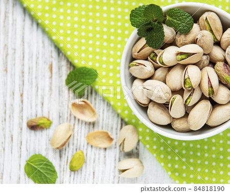 Bowl with pistachios 84818190