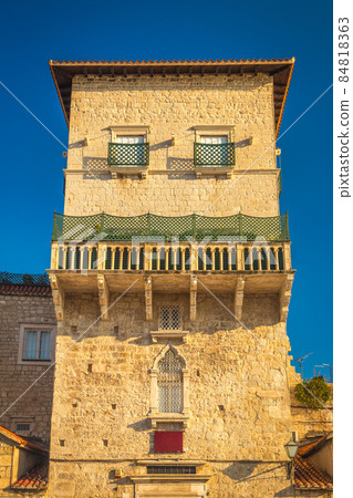 Architecture of old house in historical centre of the Trogir tow 84818363