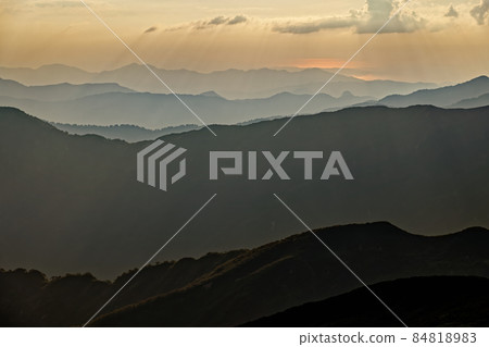 The mountains of oblique rays seen from the Asahi mountain range and the three-way border in the evening and the shining Sea of Japan 84818983