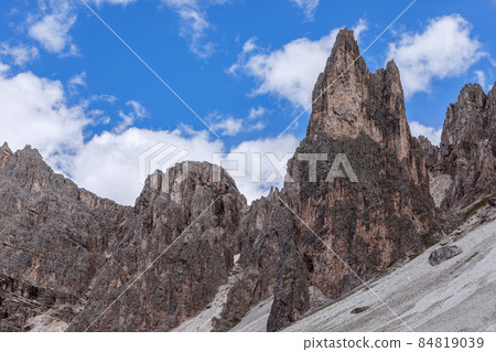The peaks of the dolomite mountains with characteristic texture and color The peaks of the dolomite mountains with characteristic texture and color 84819039