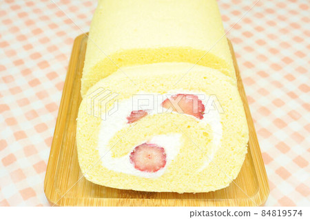 Strawberry roll cake 84819574