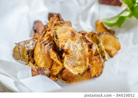 Chrysanthemum chips 84819852
