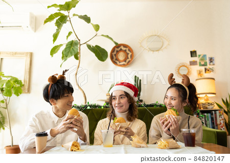 年輕男女在房間裡舉辦聖誕派對 年輕男女在房間裡舉辦聖誕派對 84820147