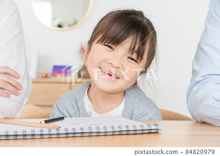 上門牙缺失的小學生 上門牙缺失的小學生 84820979