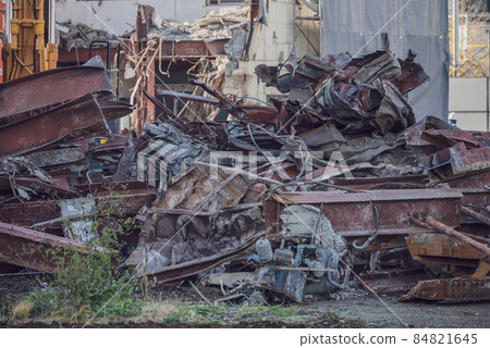 A large amount of scrap iron removed during demolition work 84821645
