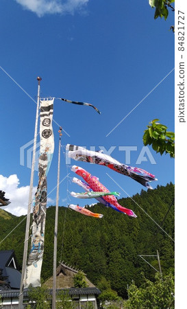 鯉魚旗遊藍天高山,鯉魚爸爸,鯉魚媽媽,三兒鯉魚,旁邊的武士圖旗,茅草屋頂 鯉魚旗遊藍天高山,鯉魚爸爸,鯉魚媽媽,三兒鯉魚,旁邊的武士圖旗,茅草屋頂 84821727