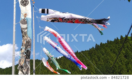 鯉魚旗遊藍天高山，鯉魚爸爸，鯉魚媽媽，三子鯉魚，旁邊的武士圖旗，水平位置 84821728