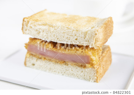 美味的火腿排三明治和咖啡 美味的火腿排三明治和咖啡 84822301