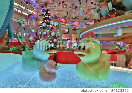 Christmas decorations at the Landmark shopping mall in Hong Kong. 8 Dec 2021 84823222