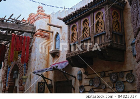 It is a cityscape that seems to appear in a movie. It is interesting that there are differences in the construction of houses depending on the culture. It ’s the real thrill of traveling abroad. 84823317
