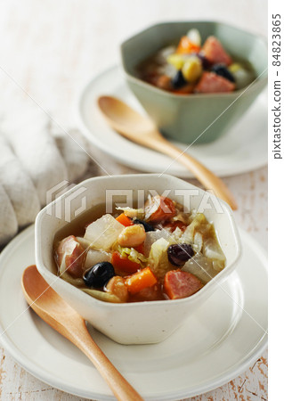 Vegetable soup with lots of ingredients Vegetable soup with lots of ingredients 84823865