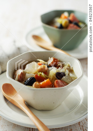 Vegetable soup with lots of ingredients Vegetable soup with lots of ingredients 84823867