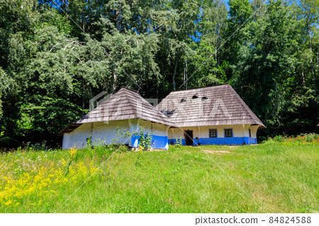 Ancient traditional ukrainian rural house in Pyrohiv (Pirogovo) village near Kiev, Ukraine Ancient traditional ukrainian rural house in Pyrohiv (Pirogovo) village near Kiev, Ukraine 84824588