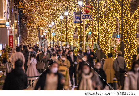 日本東京城市景觀 Omicron 股票震動世界。表參道的閃光......人們超越了電暈災難= 12月11日 84825533