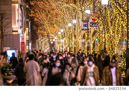 日本東京城市景觀 Omicron 股票震動世界。表參道的閃光......人們超越了電暈災難= 12月11日 日本東京城市景觀 Omicron 股票震動世界。表參道的閃光......人們超越了電暈災難= 12月11日 84825534