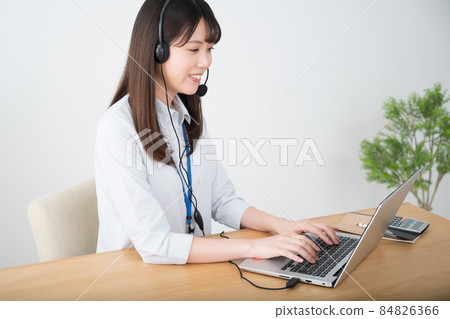 在線會議期間的女性 在線會議期間的女性 84826366
