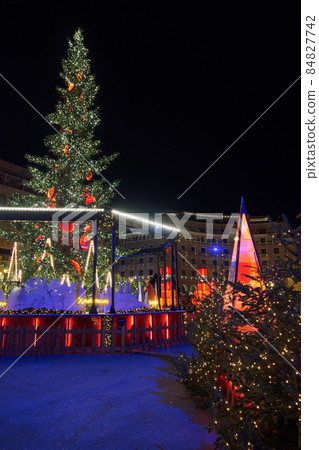 Thessaloniki, Greece decorated and illuminated Christmas tree at Aristotelous square. 84827742