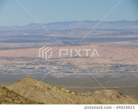 Sunny view of the landscape in Red Rock Canyon Sunny view of the landscape in Red Rock Canyon 84828823