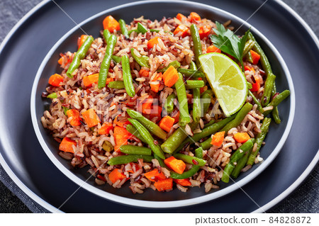 fried brown rice with green beans and carrot 84828872