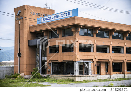 Building damaged by the tsunami 84829271