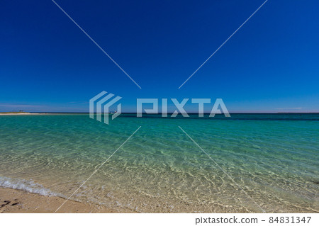 The clear waters of Coral Bay Beach on the Ningaloo Coast, Australia 84831347