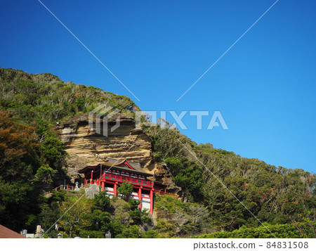 Chiba Prefecture's Famous Place: "Kannon of the Cliffs" on a precipit Chiba Prefecture's Famous Place: "Kannon of the Cliffs" on a precipit 84831508