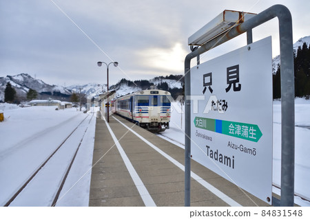Niigata-colored Kiha 40 series car stopped at JR Tadami Station in Fukushima Niigata-colored Kiha 40 series car stopped at JR Tadami Station in Fukushima 84831548