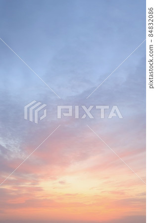 Morning glow clouds 84832086