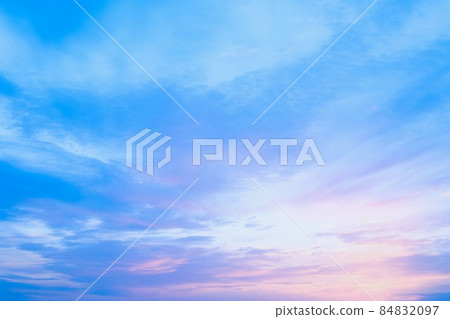 早晨發光的雲彩 84832097