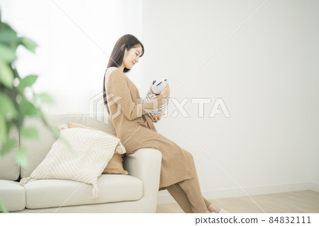 在房間裡抱著嬰兒的女人 84832111