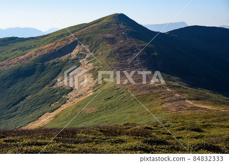 深秋通往谷川山脈和太魚山的山脊和壯麗景色 深秋通往谷川山脈和太魚山的山脊和壯麗景色 84832333