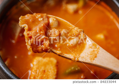 在黑鍋中烹製的韓國料理大理石 cheonggukjang 燉肉 84833044