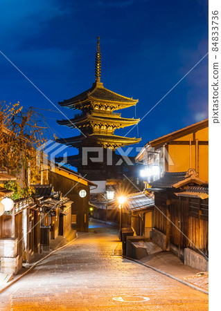 Night view of the tower of Yasaka Kyoto 84833736