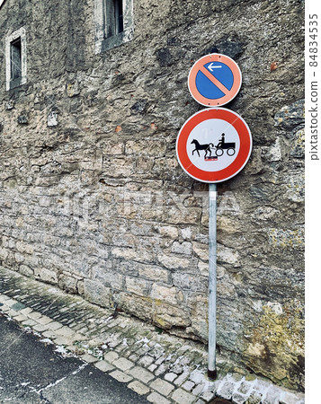歐洲老城的交通標誌 84834535