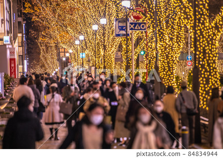 日本東京城市景觀 Omicron 股票震動世界。表參道的閃光......人們超越了電暈災難= 12月11日 84834944