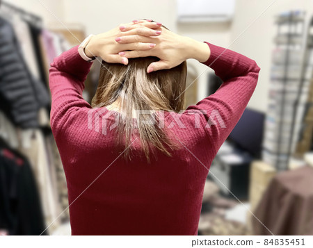 一個女人在凌亂的房間裡抱著她的頭 84835451