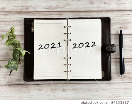 筆記本、圓珠筆、常春藤 _ 鳥瞰圖 _ 2021 和 2022 字符在白板上打開 84835817